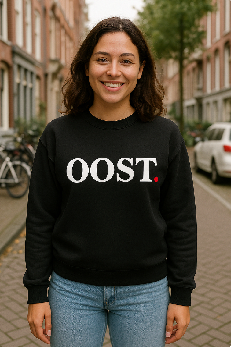 OOST Sweater ZWART met rode stip van Jill & Gio