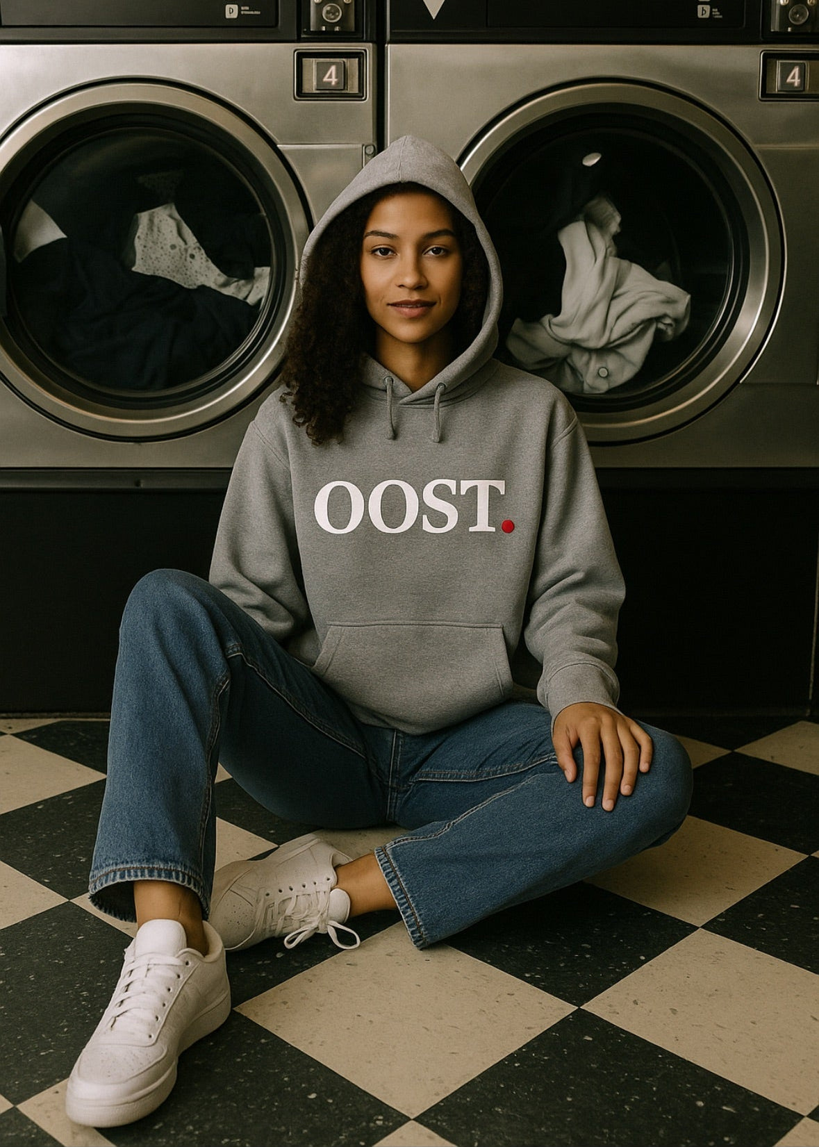 unisex hoodie grijs oost witte letters rode stip