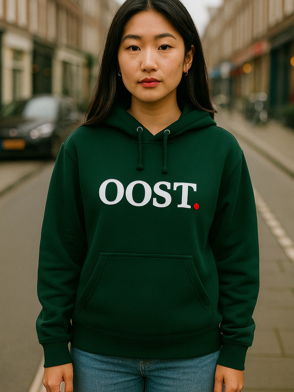 unisex hoodie groen oost witte letters rode stip